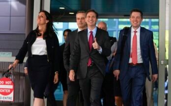 A Dominion szavazási rendszereit képviselő ügyvédek elhagyják a New Castle County Justice Palace -t Wilmingtonban, Del., Miután a Dominion rágalmazási tárgyalási szavazási rendszereit a Fox News ellen rendezték, amikor a zsűri előtti tárgyalás 2023. április 18 -án, kedden kezdődött.