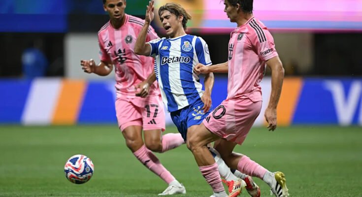 Atlanta, Georgia - június 19.: Rodrigo Mora # 86, az FC Porto 86. számú Ian Fray # 17 és CF Benjamin Cremaschi nyomása alatt folyik a golyóval az Inter Miami CF -es CF -es CF -ek alatt a FIFA TUB 2025 Világkupa A mérkőzés között a Mercedes -Benziumban, 1925, 1925. a Getty Images -en keresztül)