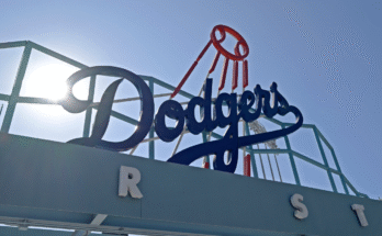 A Dodgers késlelteti a helyi bevándorlóknak a kaliforniai jégpadok közepén történő helyi bevándorlók számára, miután a szövetségi ügynökök tagadták a bejáratot