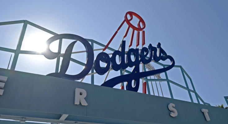 A Dodgers késlelteti a helyi bevándorlóknak a kaliforniai jégpadok közepén történő helyi bevándorlók számára, miután a szövetségi ügynökök tagadták a bejáratot
