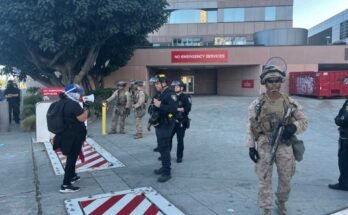 Az Ice-ellenes tüntetők hétfő este versenyeznek a belső biztonsági tisztviselőkkel és haditengerészetekkel a szövetségi épületben, Los Angeles belvárosában