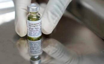 Egy gyógyszerész lenacapavir -palackot, az új HIV -megelőzési megelőző gyógyszert birtokol a Masiphumelelelelelelelele Lesmond Tutu Health Foundation -en, a dél -afrikai Fokvárosban, 2024. július 23 -án, kedden, amely a Lenacapavir gyógyszer -teszt egyik helyszíne volt a Gilead Lenacapavir -jének.
