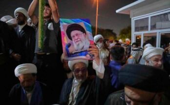 A síita iraki vallás az Ayatollah Ali Khamenei legfelsõbb iráni fõnökének portréját tartja az Iránon keresztül több város elleni izraeli támadások elleni tüntetés során, az erődített zöld zónába vezető hídon, ahol az amerikai nagykövetség Bagdadban található, Irakban, június 19 -én, csütörtökön, 2025. június 19 -én, csütörtökön.