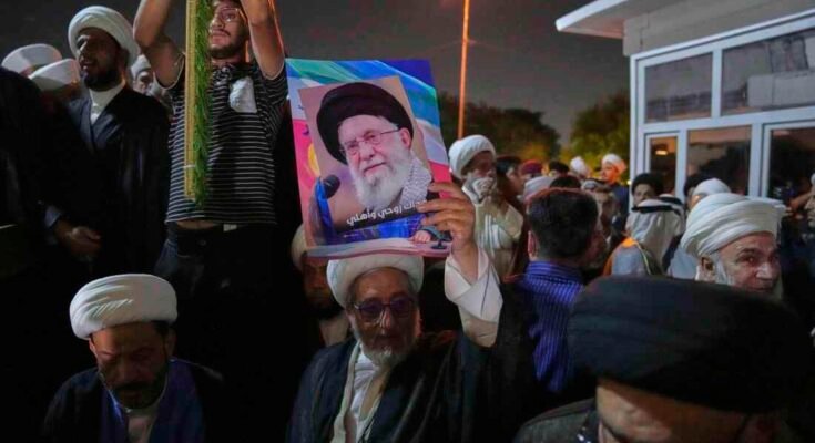 A síita iraki vallás az Ayatollah Ali Khamenei legfelsõbb iráni fõnökének portréját tartja az Iránon keresztül több város elleni izraeli támadások elleni tüntetés során, az erődített zöld zónába vezető hídon, ahol az amerikai nagykövetség Bagdadban található, Irakban, június 19 -én, csütörtökön, 2025. június 19 -én, csütörtökön.