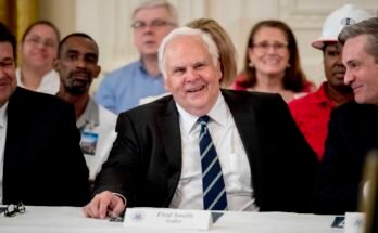 A FedEx vezérigazgatója, Fred Smith megjelenik egy aláírási ünnepségen, ahol Donald Trump elnök aláírt egy rendeletet, amely 2018. július 19 -én, csütörtökön, Washingtonban, a Fehér Ház keleti házában, a Fehér Ház keleti házának nemzeti tanácsának nemzeti tanácsát hozta létre.