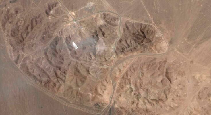 Ez a Planet Labs PBC műholdas fényképe az Irán földalatti nukleáris dúsító helyét a Fordo -ban mutatja, miután egy amerikai légi sztrájk 2025. június 22 -én, vasárnap a telepítést célozta meg.