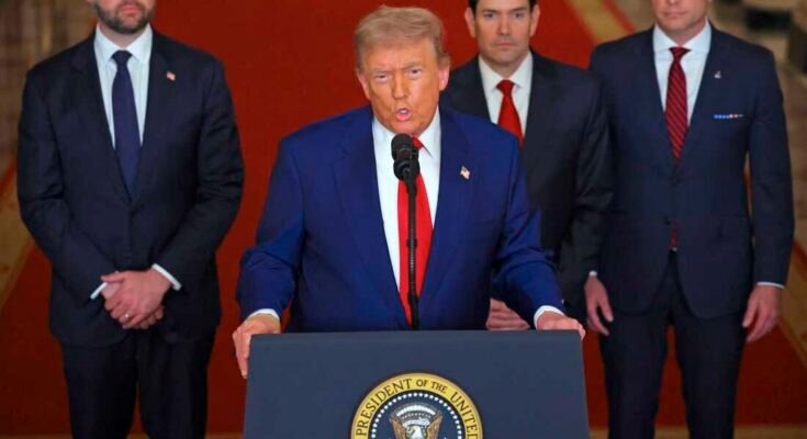 Trump elnök a szombati (balról balra), Vance, Marco Rubio államtitkár és Pete Hegseth védelmi miniszter, a Fehér Ház védelmi titkára szól.