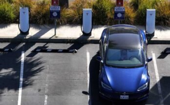 Júniusban egy elektromos jármű parkol egy Tesla töltőállomáson, a kaliforniai Sausalito -ban. A Szenátusban vizsgált adócsomag és kiadások szeptember végén kiküszöbölhetik a szövetségi adójóváírást egy EV megvásárlására és megvásárlására - még korábban, mint ugyanazon törvényjavaslat ház verziója.