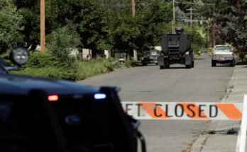 A páncélozott rendõrségi járművek olyan területre vezetnek, ahol több tűzoltót támadtak meg, amikor vasárnap az Idaho -i Alene külvárosában a Canfield -hegyi régióban található tűzre reagáltak.