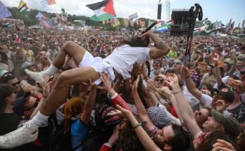 Bobby Vylan, Bob Vylan Crowdsurfs a West Holts jelenet előtt a Glastonbury fesztivál 2025. június 28 -i negyedik napján, az angliai Glastonbury -ben.