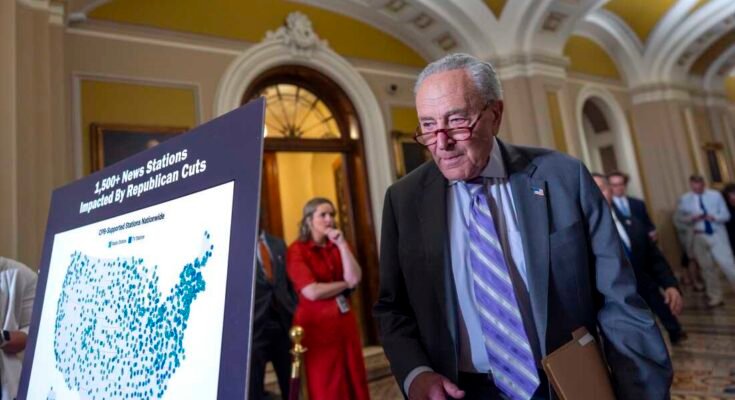 A szenátus kisebbségének vezetője, Chuck Schumer, DN.Y., megérkezik, hogy beszéljen a szenátus republikánusok újságíróival, hogy 1,1 milliárd dollárt állítson be az állami műsorszolgáltató társaság finanszírozási hatóságaiba, és körülbelül 8,3 milliárd dolláros külföldi segélyprogramot, amelyet Doge céloz meg, Capitolban, Washingtonban, 2025. július 15 -én, kedden.