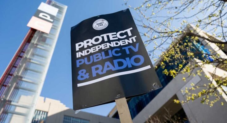 Az emberek részt vesznek egy rallyban, hogy felhívják a kongresszust, hogy megvédjék az amerikai nyilvános műsorszolgáltatók, a Public Broadcast Service (PBS) és a Nemzeti Rádió (NPR) finanszírozását, az NPR székhelyén kívül, Washington DC -ben, 2025. március 26 -án.