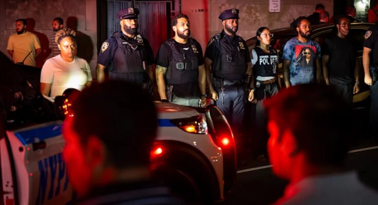 A NYPD tisztviselői a Didarul iszlámra méltó átadás során sorakoznak fel, akit egy lövöldözős lövöldöztek el korábban, a Newyork-Presbyterian / Weill Cornell Orvosi Kórházból, a kriminalisztikus orvos irodájában, 2025. július 28-án, kedden, New York-ban. (Apphote / Angelina katsanis)