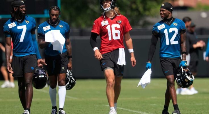 Travis Hunter és Trevor Lawrence rajongók a jaguárokkal rajzoltak az edzőtábor előtt