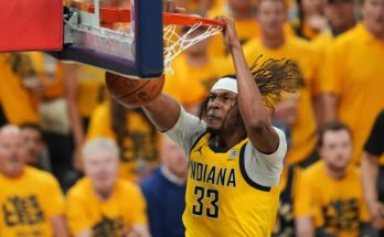 Az Indiana Myles Turner Pacers pivotja 2025. június 19 -én, csütörtökön az NBA döntőjének 6. mérkőzésében szögezte be a labdát az Oklahoma City Thunder ellen.