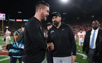 Pasadena, Kalifornia, január 01.: Dan Lanning fő edzője, Oregon Ducks és Ryan Day, az Ohio State Day edzője, a Buckeyes kezet mutatott a Rose Bowl mérkőzés után, amelyet a Prudential a Rose Bowl Stadionnak mutatott be 2025. január 01-én, Pasadena-ban, Kaliforniában. (Fotó: Harry How / Getty Images)