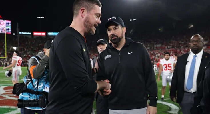 Pasadena, Kalifornia, január 01.: Dan Lanning fő edzője, Oregon Ducks és Ryan Day, az Ohio State Day edzője, a Buckeyes kezet mutatott a Rose Bowl mérkőzés után, amelyet a Prudential a Rose Bowl Stadionnak mutatott be 2025. január 01-én, Pasadena-ban, Kaliforniában. (Fotó: Harry How / Getty Images)