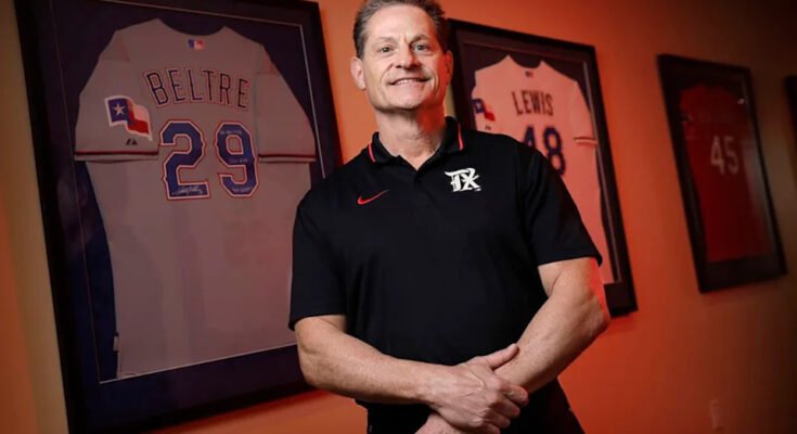 Az ortopéd sebész, Keith Meister az egykori Rangers mezek előtt áll a TMI Sportgyógyászat irodájában és az ortopéd műtétben.
