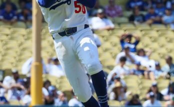 A Dodgers Mookie Betts abbahagyja a Milwaukee sörfőzde Durbin Caleb dobását vasárnap hetedik fordulóban.
