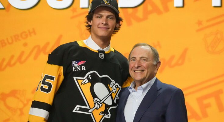 2025. június 27 -én; Los Angeles, Kalifornia, Egyesült Államok; William Horcoffot összesen 24. választásnak választják Pittsburgh Penguins számára az NHL 2025 -es vázlat első fordulójában a Peacock Színházban. Kötelező hitel: Kirby Lee-Imagn képek
