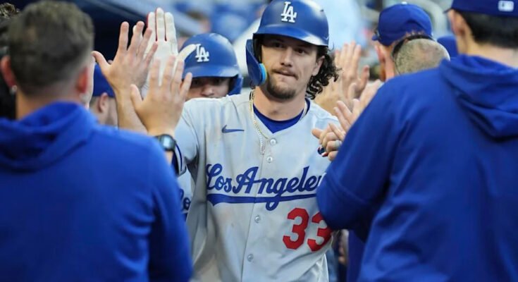 A Dodgers James Outman (33), miután májusban a Miami Marlins elleni mérkőzésen egy hárompontos otthoni futást ért el.