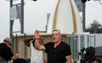 Pat McAfee részt vesz a Fan Fest -en a Cantoni Professzionális Labdarúgó -templomban