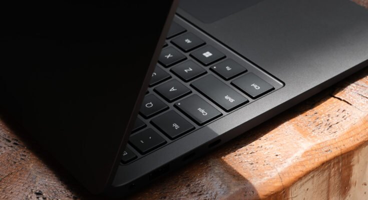 A Microsoft 13,8 hüvelykes felszíni laptopjának gyakorlati fotója.