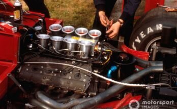 Egy Ford DFV V8 motor a Brabham BT49 hátulján