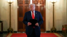 Donald Trump elnök aláírja a végrehajtó rendeletet, amely tiltja a