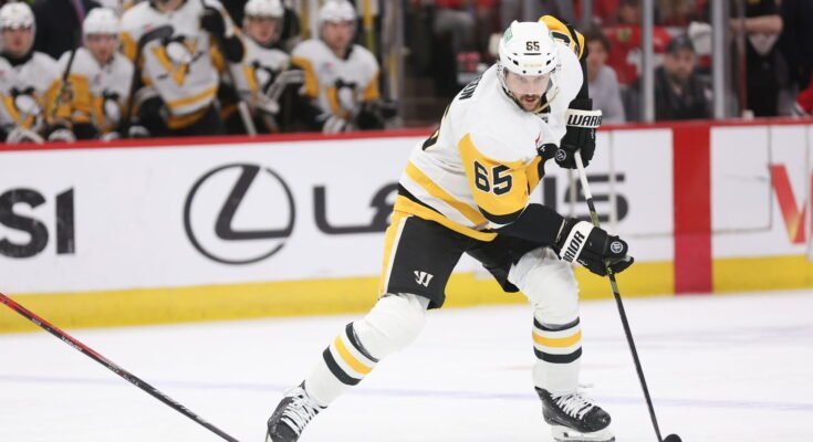 2025. április 6 -án; Chicago, Illinois, Egyesült Államok; A Pittsburgh Penguins védője, Erik Karlsson (65) korcsolyáz a Washerrel a Chicago Blackhawks ellen a United Center második periódusában. Kötelező hitel: Talia sprague-imagn képek