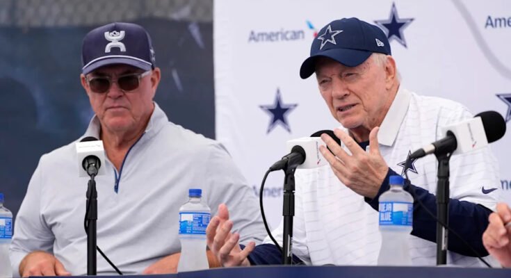 Jerry Jones, a jobb oldalon, a Dallas Cowboys tulajdonosa, elnöke és ügyvezető igazgatója újságírókkal beszél, míg Stephen Jones, a Cowboys ügyvezető alelnöke, vezérigazgatója és igazgatója hallgatóként, 2025. július 21-én, hétfőn, a kaliforniai Oxnardban, az Oxnard-ban (AP Photo / Mark Photo)