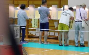 A szavazók 2025. július 20 -án, vasárnap, Tokióban, a felső hálószobás választásokon töltik be a szavazólapokat.