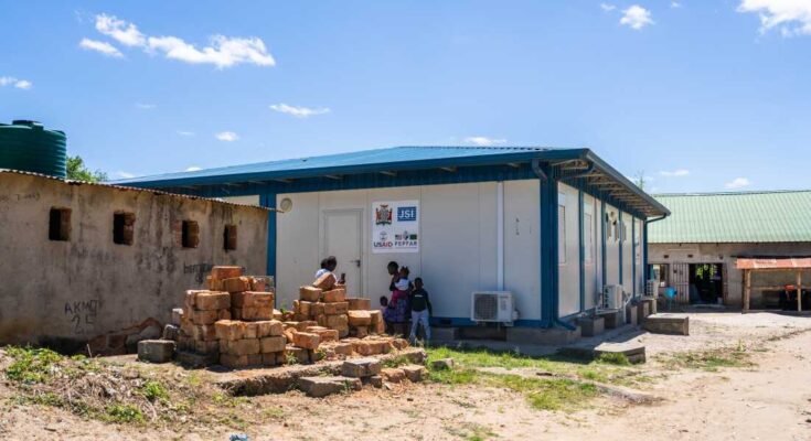 Ez a zambiai Kitwe -i PEPFAR klinika ez év elején bezárta kapuit az amerikai külföldi segélyek számát követően. A klinika gyógyszert nyújtott a HIV / AIDS -ben szenvedő betegek számára.