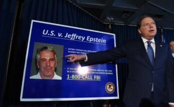 A New York -i Geoffrey Berman déli kerületének amerikai ügyvédje hangsúlyozza a szexuális bűnelkövető Jeffery Epstein fotóját, 2019. július 8 -án, amikor bejelenti, hogy Epsteint kiskorúakkal vádolták a szexuális forgalomban és az összeesküvésben.