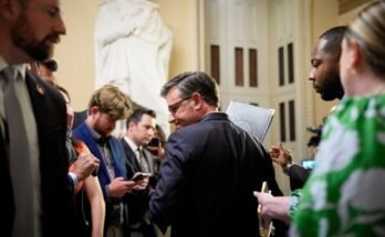 A Mike Johnson szoba (R-LA) amerikai elnöke elmegy, miután a Ház házának médiájával beszélt az amerikai Capitoliumban, 2025. július 23-án, Washington DC-ben.