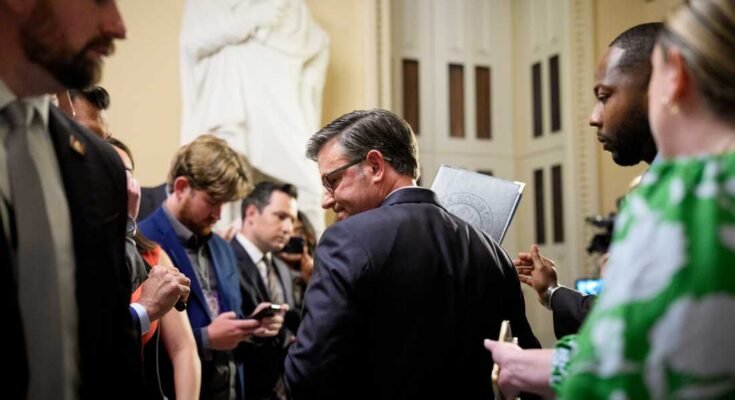 A Mike Johnson szoba (R-LA) amerikai elnöke elmegy, miután a Ház házának médiájával beszélt az amerikai Capitoliumban, 2025. július 23-án, Washington DC-ben.