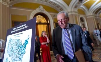 A szenátus kisebbségének vezetője, Chuck Schumer, DN.Y., megérkezik, hogy beszéljen a szenátus republikánusok újságíróival, hogy 1,1 milliárd dollárt állítson be az állami műsorszolgáltató társaság finanszírozási hatóságaiba, és körülbelül 8,3 milliárd dolláros külföldi segélyprogramot, amelyet Doge céloz meg, Capitolban, Washingtonban, 2025. július 15 -én, kedden.