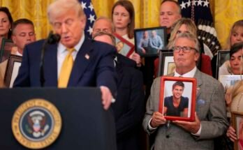 Greg Swan, akinek a fia, Drew a fentanilhoz kapcsolódó anyagban halt meg, megvizsgálja, hogy Trump elnök a Fehér Ház keleti házában beszél. Az elnök aláírta a fentanil törvény leállítását, amelynek célja a fentanilhoz kapcsolódó összes anyag tartós osztályozása, mint az I. melléklet által ellenőrzött anyagok, valamint a rendõrség számára nyújtott segítség a forgalomban és a gyártási bűncselekményekben.