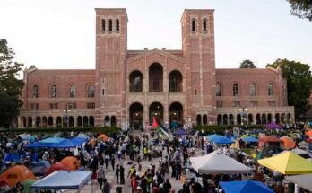 A tüntetők az UCLA campuson egy campuson járnak, miután az Izraeli-Pro-Palestinian csoportok közötti összecsapások, 2024. május 1-jén, Los Angelesben.