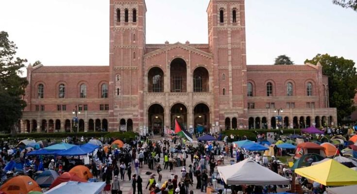 A tüntetők az UCLA campuson egy campuson járnak, miután az Izraeli-Pro-Palestinian csoportok közötti összecsapások, 2024. május 1-jén, Los Angelesben.