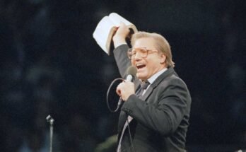 Jimmy Swaggart tiszteletes gesztusokat tett a Bibliával a Los Angeles -i Sport -arénában egy 1987 -es Los Angeles -i szolgálat során.