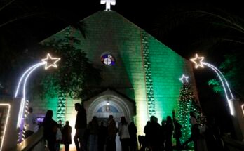 A palesztin keresztények arra várnak, hogy karácsony estéjén imádkozzanak a katolikus egyház éjfélkor a Szent Szent Szent Sainte-Sainte latinul, Gázai városban, 2021-ben.