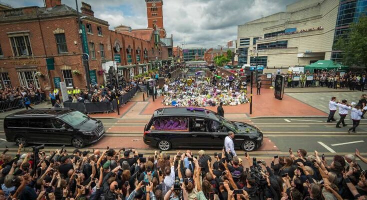 Ozzy Osbourne temetési felvonulása az angliai Birmingham utcáin megy, a Black Sabbat pad után szerdán. A fekete szombat vezetője július 22 -én, 76 éves korában halt meg.