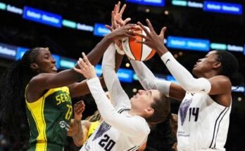 A Golden State Valkyries Kate Martin (20) kapusnak nehezen tartja fenn a birtoklást a Seattle Storm sztrájkoló, Ezi Magbegor ellen (balra), míg a Valkyries Temi Fagbenle (14) központja a WNBA mérkőzés második felében elérte a labdát Seattle -ben. A Valkyries ebben a szezonban debütált a 13. bajnoki csapatként.