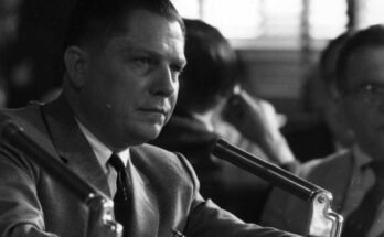 Ebben az 1958. augusztus augusztusának fotódjában az amerikai munka vezetője, Jimmy Hoffa, a Teamster Union elnöke tanúvallomást tett a munka hótalpán végzett közönség során. Hoffa 1975 -ben eltűnt, és soha nem találtak testet.