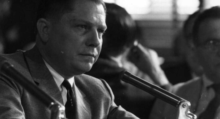 Ebben az 1958. augusztus augusztusának fotódjában az amerikai munka vezetője, Jimmy Hoffa, a Teamster Union elnöke tanúvallomást tett a munka hótalpán végzett közönség során. Hoffa 1975 -ben eltűnt, és soha nem találtak testet.
