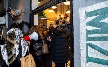 A tüntetők július 4-én lépnek be a Miznon Hardware Lane-be az ausztráliai Melbourne-ben. A tüntetők összecsaptak az éttermi személyzettel, aki Shahar Segal társtulajdonosa, aki csatlakozott a Gázai Humanitárius Alapítványhoz, amelyet az Egyesült Államok és az Egyesült Államok támogattak, mint szóvivő. Segal azóta az ellentmondásos Gázai Food Distribution csoportban hagyta el szerepét.