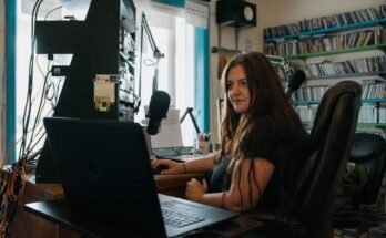 Abby Dufour, a WCHG News újságírója és a Dufour napi délutáni sugárzása a WCHG 107.1 FM állomáson, a Virginie -ben, a WCHG 107.1 Station -en, a következő dalt jelzi. Krisztus Thacker az NPR -hez