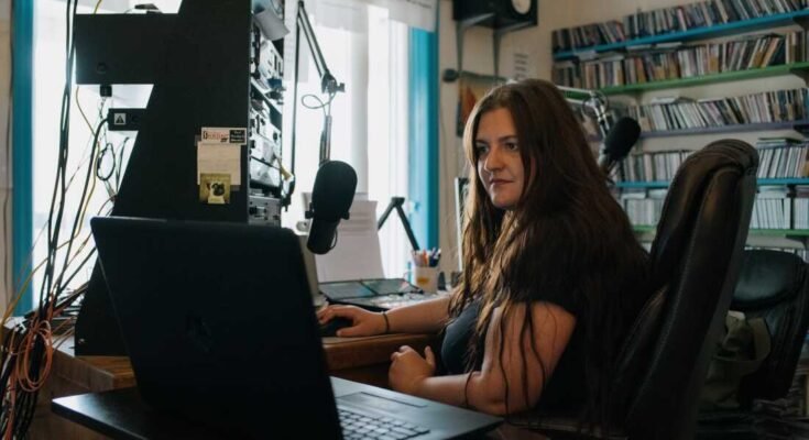 Abby Dufour, a WCHG News újságírója és a Dufour napi délutáni sugárzása a WCHG 107.1 FM állomáson, a Virginie -ben, a WCHG 107.1 Station -en, a következő dalt jelzi. Krisztus Thacker az NPR -hez