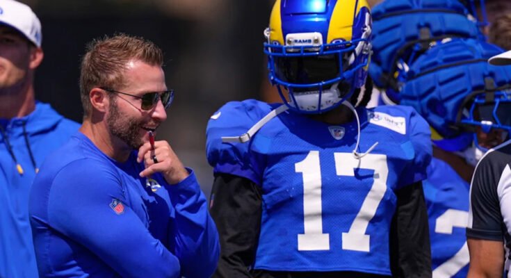 A bal oldali Sean McVay, a Los Angeles Rams vezetőedzője, a Davante Adams széles fogadójával, a Dallas Cowboys edzőtáborán, 2025. augusztus 5 -én, kedden, Oxnardban, Kaliforniában (Photo / Mark J. Terrill)